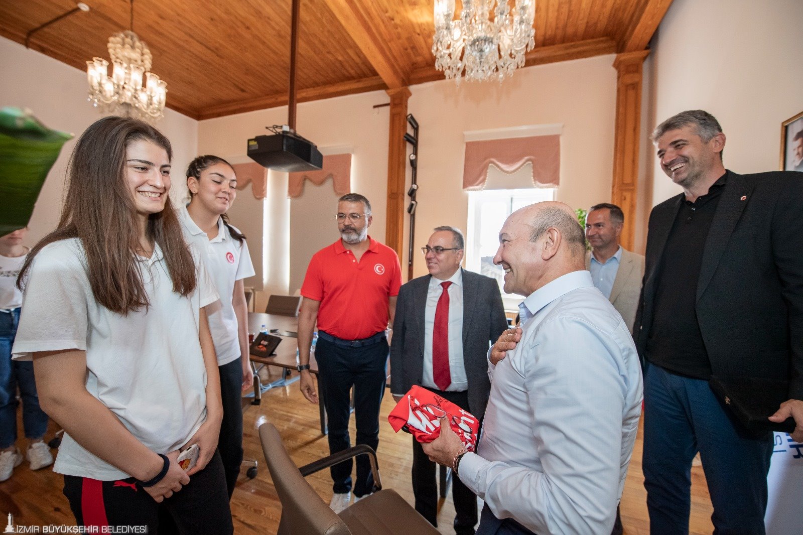 Milli Takım Oyuncuları Tunç Soyer'e Kupa Sözü Verdi - İZMİR HABERLERİ -  Demokrat İzmir Gazetesi